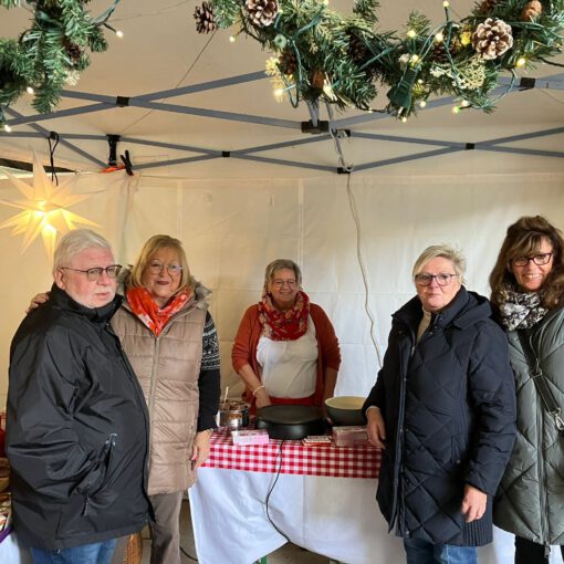 Menschen auf Weihnachtsbasar