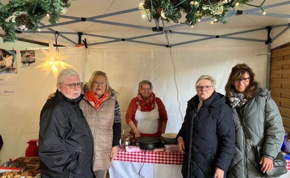 Menschen auf Weihnachtsbasar