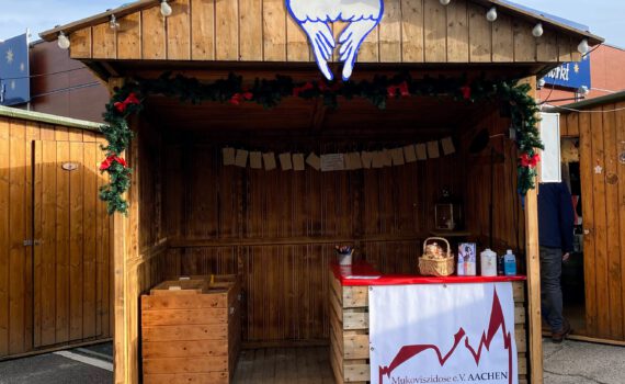 Hütte auf Weihnachtsmarkt Rurberg