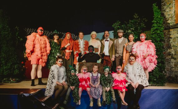 Theatergruppe in Kostümen